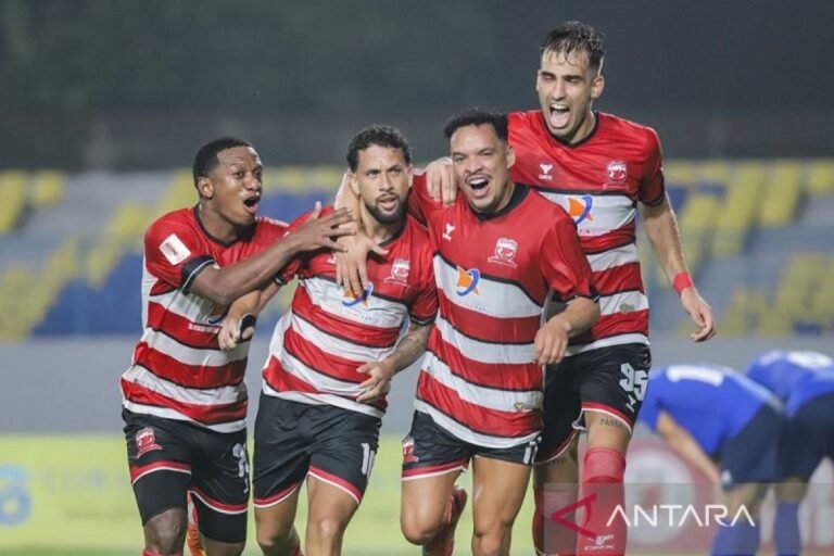 Berikut beberapa alternatif judul yang mungkin cocok untuk topik “Madura United dalam motivasi tinggi jelang hadapi PSIS Semarang”:

1. “Semangat Membara: Madura United Siap Hadapi PSIS Semarang”
2. “Madura United Tingkatkan Motivasi Jelang Pertandingan Melawan PSIS Semarang”
3. “Bangkit Sejati: Madura United Harapkan Kemenangan Melawan PSIS Semarang”
4. “Energi Baru: Madura United Persiapkan Diri untuk Duel Melawan PSIS Semarang”
5. “Madura United Siap Tampil Maksimal Hadapi Tantangan PSIS Semarang”
6. “Madura United: Motivasi Tinggi Menyongsong Pertandingan Melawan PSIS Semarang”
7. “Ikatan Solid: Madura United Bertekad Raih Poin Penuh di Laga Kontra PSIS Semarang”

Semoga salah satu dari judul-judul ini sesuai dengan yang Anda cari!