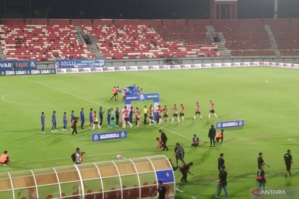 Here are some alternative titles for "Madura United kalahkan Arema FC 1-0":

1. "Madura United Menang Tipis atas Arema FC 1-0"
2. "Kemenangan Sempit: Madura United vs Arema FC 1-0"
3. "Madura United Raih Poin Penuh dengan Kemenangan 1-0 atas Arema FC"
4. "Arema FC Tak Berdaya, Madura United Kunci Kemenangan 1-0"
5. "Pertandingan Ketat: Madura United Tundukkan Arema FC 1-0"
6. "Madura United Ciptakan Keberhasilan dengan Skor 1-0 Melawan Arema FC"
7. "Madura United Selamatkan Poin dengan Kemenangan 1-0 atas Arema FC"
8. "Arema FC Kalah Tipis di Tangan Madura United 1-0"

Feel free to choose any of these or modify them as needed!