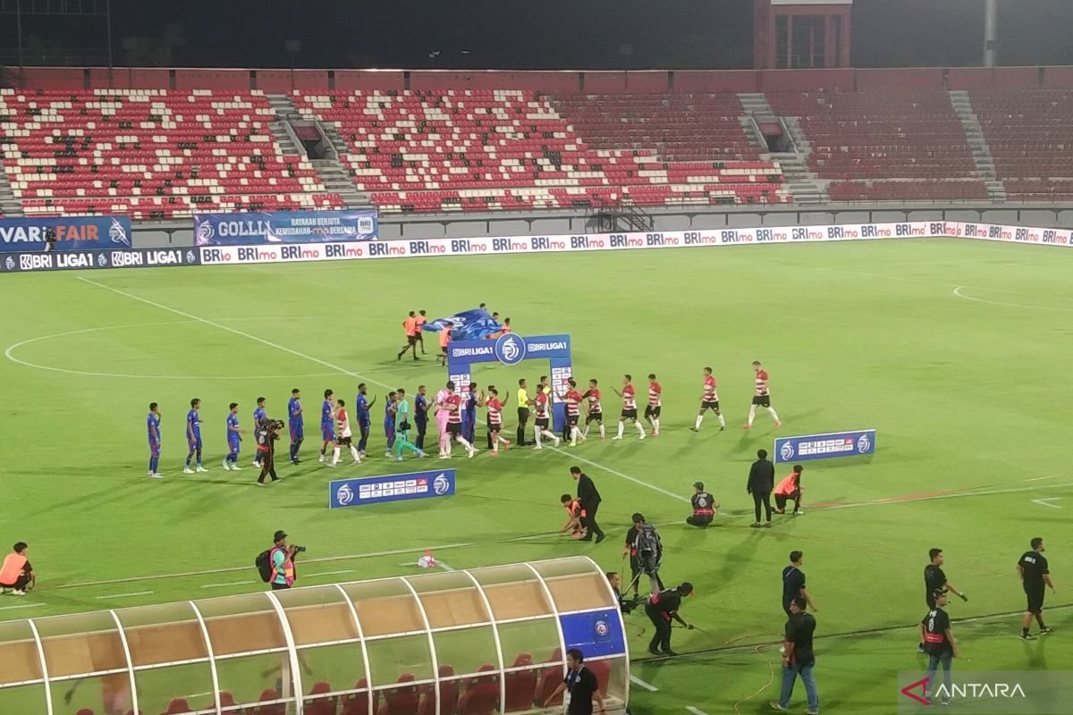 Here are some alternative titles for "Madura United kalahkan Arema FC 1-0":

1. "Madura United Menang Tipis atas Arema FC 1-0"
2. "Kemenangan Sempit: Madura United vs Arema FC 1-0"
3. "Madura United Raih Poin Penuh dengan Kemenangan 1-0 atas Arema FC"
4. "Arema FC Tak Berdaya, Madura United Kunci Kemenangan 1-0"
5. "Pertandingan Ketat: Madura United Tundukkan Arema FC 1-0"
6. "Madura United Ciptakan Keberhasilan dengan Skor 1-0 Melawan Arema FC"
7. "Madura United Selamatkan Poin dengan Kemenangan 1-0 atas Arema FC"
8. "Arema FC Kalah Tipis di Tangan Madura United 1-0"

Feel free to choose any of these or modify them as needed!