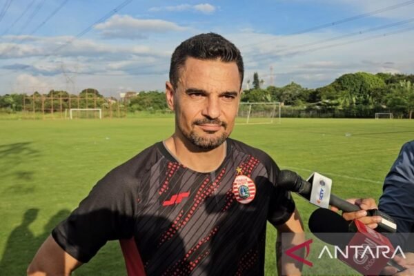Tentunya! Berikut beberapa alternatif judul untuk "Carlos Pena Belum Pikirkan Pekerjaannya Musim Depan":

1. "Carlos Pena: Fokus pada Saat Ini, Bukan Musim Depan"
2. "Musim Depan? Carlos Pena Belum Memikirkannya"
3. "Carlos Pena: Tidak Membahas Rencana Kerja Masa Depan"
4. "Carlos Pena Mengalihkan Fokus dari Musim Depan"
5. "Carlos Pena: Belum Ada Pemikiran Tentang Karir di Musim Depan"

Silakan pilih yang paling sesuai atau minta lebih banyak jika diperlukan!