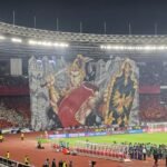 Here are some alternative title suggestions for "Koreografi Berhias Tifo Pendekar Wayang Warnai Laga Indonesia vs China":

1. "Persembahan Tifo: Aksi Pendekar Wayang dalam Pertandingan Indonesia vs China"
2. "Tarian Tifo: Menghidupkan Semangat Pendekar Wayang di Pertarungan Indonesia vs China"
3. "Koreografi Tifo: Menyatukan Tradisi Wayang dalam Duel Indonesia melawan China"
4. "Gemuruh Tifo: Pendekar Wayang Memeriahkan Laga Indonesia vs China"
5. "Harmoni Tifo: Seni Wayang dalam Rivalitas Indonesia dan China"
6. "Cahaya Pendekar: Tifo Wayang Menghias Arena Indonesia vs China"
7. "Gempita Tifo: Sentuhan Wayang dalam Konflik Olahraga Indonesia vs China"
8. "Meriahkan Pertandingan: Tifo Pendekar Wayang Indonesia vs China"
9. "Paduan Tifo dan Wayang: Mewarnai Duel Seru Indonesia dan China"
10. "Kreasi Tifo: Warisan Budaya dan Semangat Pertandingan Indonesia vs China"

Feel free to mix and match or adjust these titles to better fit your needs!