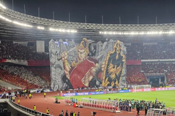 Here are some alternative title suggestions for "Koreografi Berhias Tifo Pendekar Wayang Warnai Laga Indonesia vs China":

1. "Persembahan Tifo: Aksi Pendekar Wayang dalam Pertandingan Indonesia vs China"
2. "Tarian Tifo: Menghidupkan Semangat Pendekar Wayang di Pertarungan Indonesia vs China"
3. "Koreografi Tifo: Menyatukan Tradisi Wayang dalam Duel Indonesia melawan China"
4. "Gemuruh Tifo: Pendekar Wayang Memeriahkan Laga Indonesia vs China"
5. "Harmoni Tifo: Seni Wayang dalam Rivalitas Indonesia dan China"
6. "Cahaya Pendekar: Tifo Wayang Menghias Arena Indonesia vs China"
7. "Gempita Tifo: Sentuhan Wayang dalam Konflik Olahraga Indonesia vs China"
8. "Meriahkan Pertandingan: Tifo Pendekar Wayang Indonesia vs China"
9. "Paduan Tifo dan Wayang: Mewarnai Duel Seru Indonesia dan China"
10. "Kreasi Tifo: Warisan Budaya dan Semangat Pertandingan Indonesia vs China"

Feel free to mix and match or adjust these titles to better fit your needs!