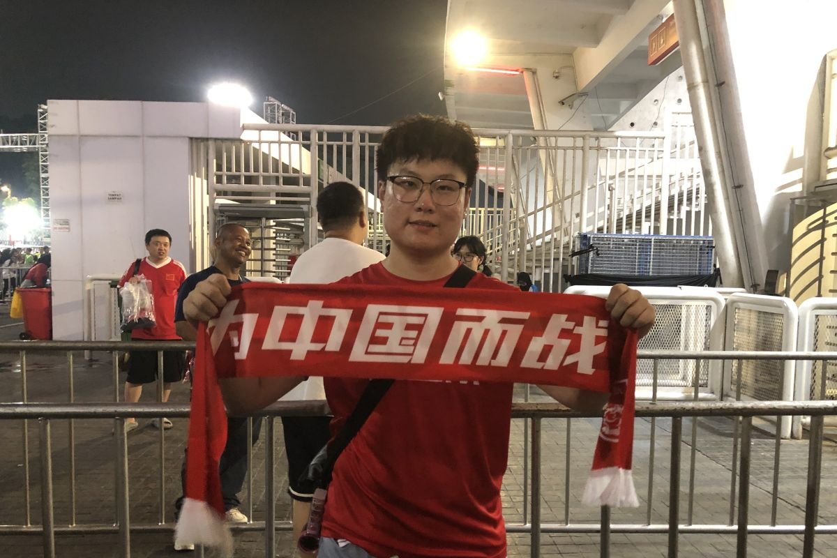 Berikut beberapa alternatif judul yang bisa digunakan:

1. "Pendukung China Keraguan Mengenai Kemenangan atas Indonesia"
2. "Suporter China Skeptis Tentang Peluang Menang Melawan Indonesia"
3. "Keyakinan Suporter China Terhadap Laga Melawan Indonesia Dipertanyakan"
4. "Kekhawatiran Suporter China Jelang Pertandingan Melawan Indonesia"
5. "Suporter China Meragukan Kekuatan Timnya Menghadapi Indonesia"
6. "Keraguan Suporter China Menjelang Pertarungan Melawan Indonesia"
7. "Suporter China Tidak Penuh Keyakinan Jelang Pertandingan Dengan Indonesia"

Semoga bermanfaat!