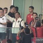 "Presiden Prabowo Turut Hadir Mendukung Timnas di GBK"
"Presiden Prabowo secara Langsung Mendukung Timnas di Gelora Bung Karno"
"Kehadiran Presiden Prabowo di GBK untuk Dukung Timnas"
"Presiden Prabowo: Dukungan Langsung untuk Timnas di Gelora Bung Karno"
"Momen Spesial: Presiden Prabowo Hadir di GBK untuk Timnas"
