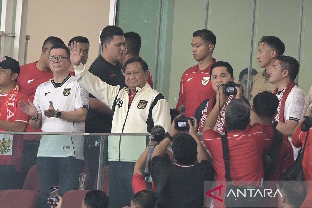 "Presiden Prabowo Turut Hadir Mendukung Timnas di GBK"
"Presiden Prabowo secara Langsung Mendukung Timnas di Gelora Bung Karno"
"Kehadiran Presiden Prabowo di GBK untuk Dukung Timnas"
"Presiden Prabowo: Dukungan Langsung untuk Timnas di Gelora Bung Karno"
"Momen Spesial: Presiden Prabowo Hadir di GBK untuk Timnas"