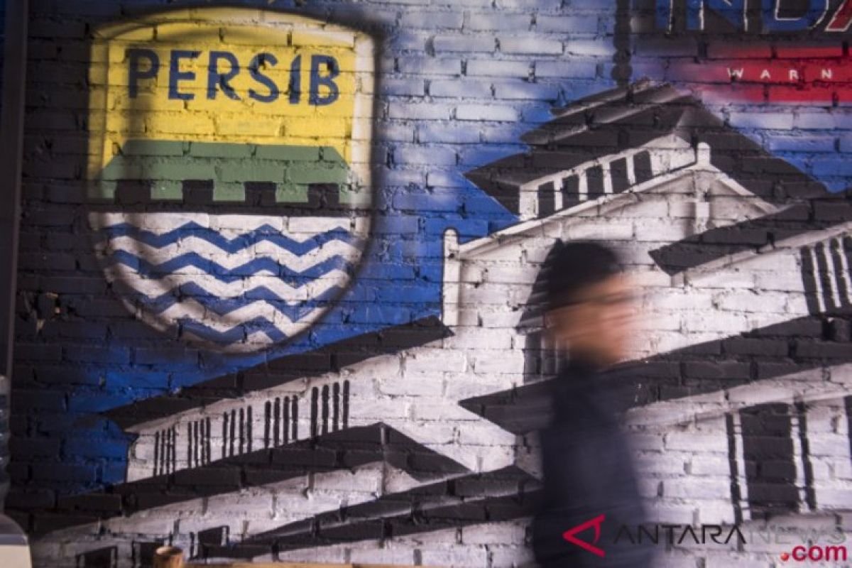 Berikut beberapa alternatif judul untuk "Persib Bandung umumkan dua pemain asing terbaru":

1. "Persib Bandung Perkenalkan Dua Pemain Asing Terbaru"
2. "Dukungan Baru: Persib Bandung Resmi Rekrut Dua Pemain Asing"
3. "Persib Bandung Tambah Dua Pemain Asing ke Dalam Roster"
4. "Persib Bandung Kenalkan Dua Talent Asing Barunya"
5. "Persib Bandung Gali Potensi Baru dengan Dua Pemain Asing"
6. "Dua Pemain Asing Terbaru Resmi Bergabung dengan Persib Bandung"
7. "Persib Bandung Umumkan Penandatanganan Dua Pemain Asing Baru"

Silakan dipilih yang sesuai dengan kebutuhan!