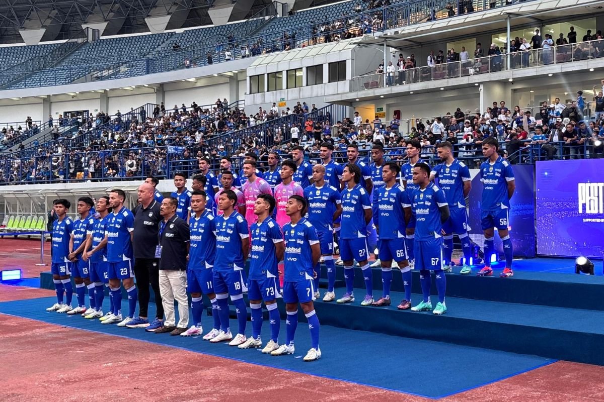 Berikut adalah beberapa alternatif judul untuk "Pemain Persib Bandung dalam kondisi siap arungi kompetisi":

1. "Persib Bandung: Pemain Siap Tampil Maximal di Musim Kompetisi Ini"
2. "Pemain Persib Bandung Memastikan Kesiapan Hadapi Tantangan Kompetisi"
3. "Kesiapan Pemain Persib Bandung Menjelang Awal Kompetisi"
4. "Pemain Persib Bandung Dalam Form Puncak Menyongsong Kompetisi"
5. "Persib Bandung: Komitmen Pemain untuk Menaklukkan Kompetisi Musim Ini"

Semoga salah satu dari judul-judul ini cocok!