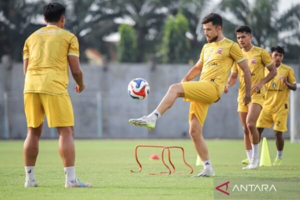 Here’s an alternate title for “Madura United bidik bek asing anyar asal Afrika”:
“Madura United Targeting New African Defender Here's an alternate title for "Madura United bidik bek asing anyar asal Afrika":
"Madura United Targeting New African Defender