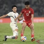 Here are some alternative titles for "Hokky Caraka resmi berlabuh di Persita Tangerang":

1. "Hokky Caraka Bergabung Resmi dengan Persita Tangerang"
2. "Persita Tangerang Sambut Kedatangan Resmi Hokky Caraka"
3. "Hokky Caraka: Pemain Baru Resmi Persita Tangerang"
4. "Persita Tangerang Perkuat Tim dengan Hokky Caraka"
5. "Hokky Caraka Menandatangani Kontrak Resmi dengan Persita Tangerang"
6. "Kedatangan Hokky Caraka ke Persita Tangerang: Resmi!"
7. "Persita Tangerang Resmi Dapatkan Hokky Caraka"
8. "Hokky Caraka Resmi Jadi Bagian dari Persita Tangerang"
9. "Persita Tangerang: Hokky Caraka Resmi Bergabung"
10. "Transisi Resmi: Hokky Caraka Kini Bersama Persita Tangerang"

Feel free to choose any of these or mix and match elements for your own title!